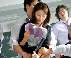 悪ガキどもに犯され続け生徒たちの前で恥じらい淫語授業を強いられる人妻女教師