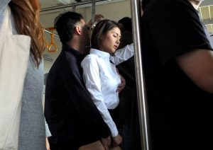 捕まえるはずの痴漢のテクで快楽堕ちし犯される人妻囮捜査官