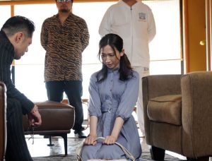 旦那を助けるため金貸オヤジに孕むまで何度も中出しで犯され続ける美人妻